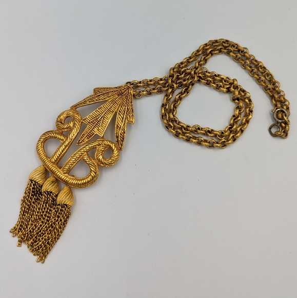 Stunning Carol Dauplaise Gold Tone Necklace with Tassels Pendant - Picture 2 of 10